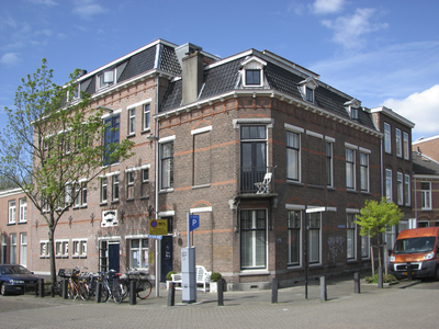 905886 Gezicht op de panden Abel Tasmanstraat 88bis (Buurthuis Spirit)-90 te Utrecht, op de hoek met de Pieter Bothstraat.